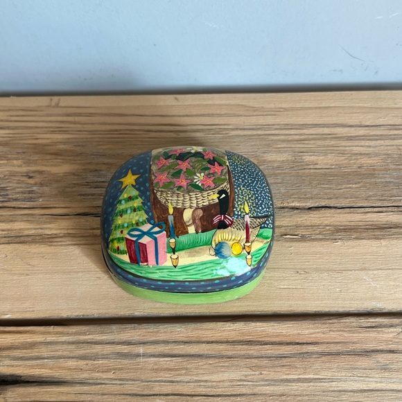 Vintage Hand Painted Green Holiday Scene Asian Lacquered Keepsake Box - Picture 1 of 9